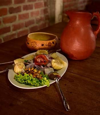 Experimente um refrescante e delicioso ceviche de garoupa.